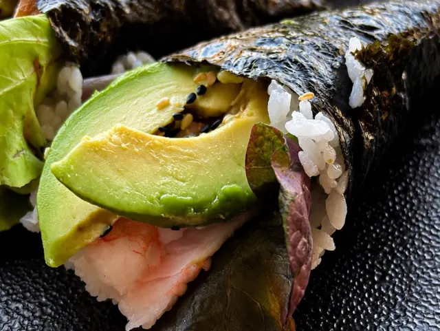 Temaki crevette, avocat, concombre, salade
