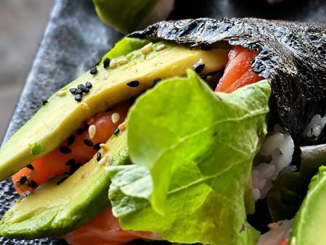 Temaki saumon, avocat, concombre, salade