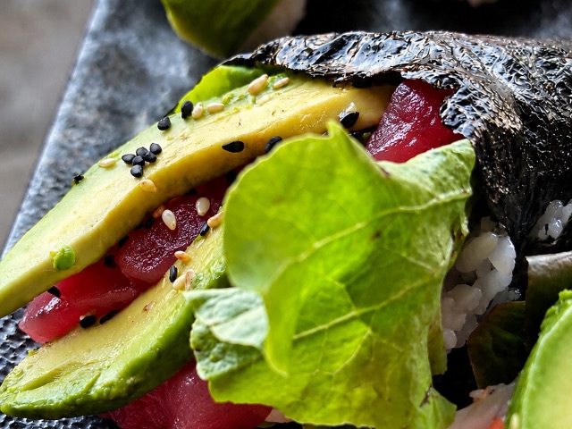 Temaki thon, avocat, concombre, salade